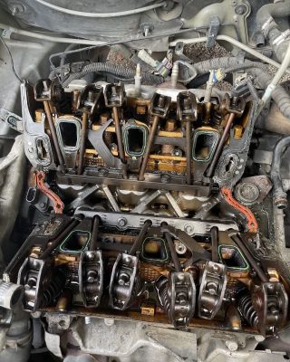 Car engine displaying various components, including the block, cylinder head, and exhaust manifold.